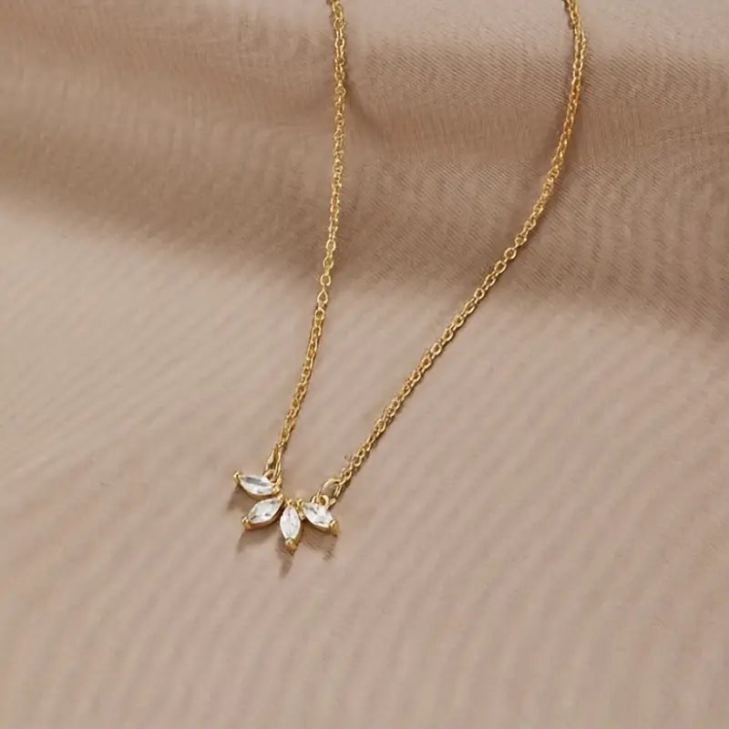 Ketting met blad- en bloemblaadjeshanger en sprankelende kubieke zirkonia