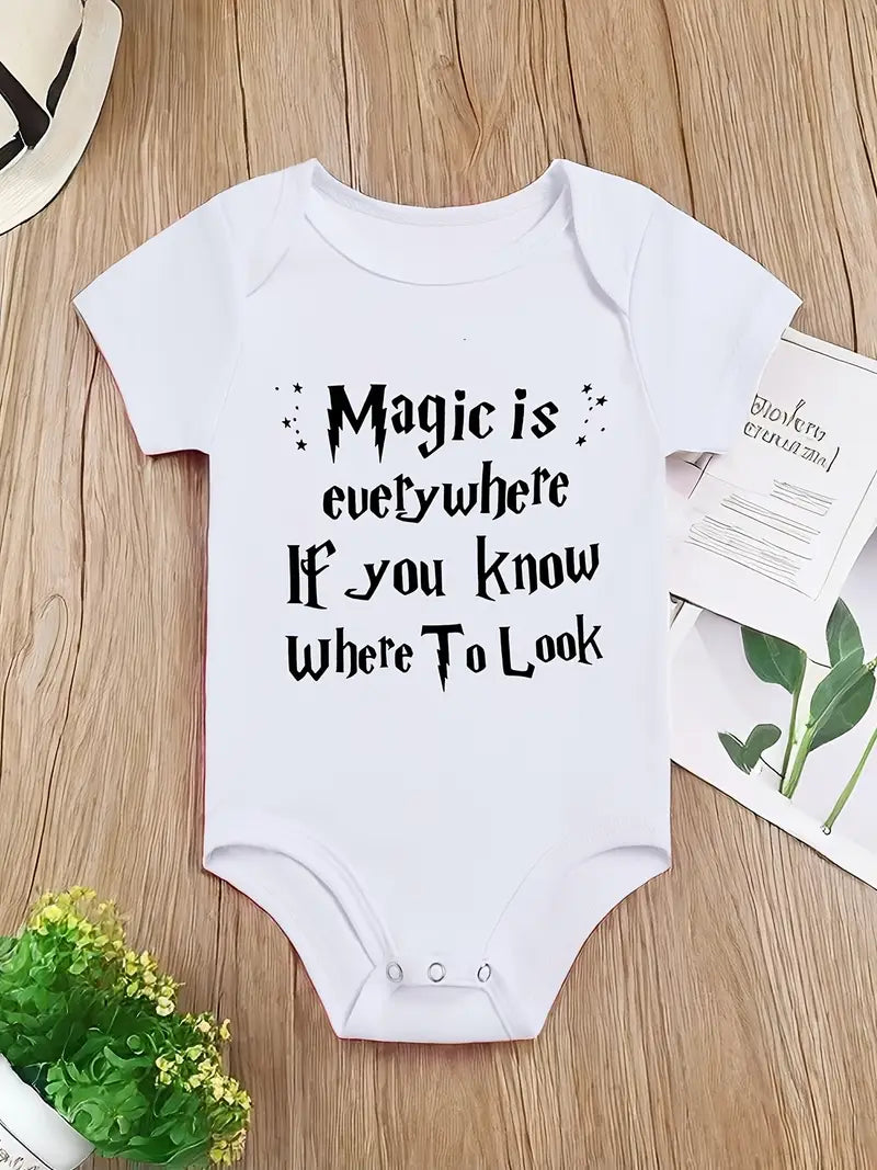Body bébé « Citation magique » | Barboteuse en tricot de coton à manches courtes et col ras du cou