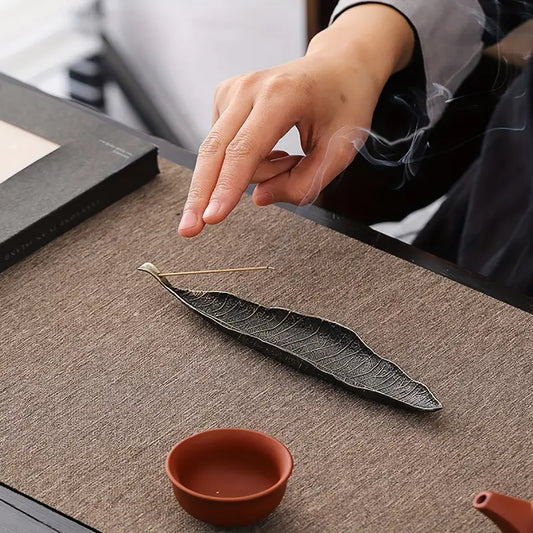 Porte-encens élégant en métal en forme de feuille – Décoration pour la maison, le yoga et la cérémonie du thé
