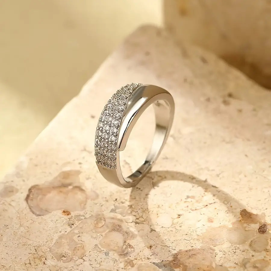 Bague ouverte en cuivre et zircone avec un design d'aile pointue