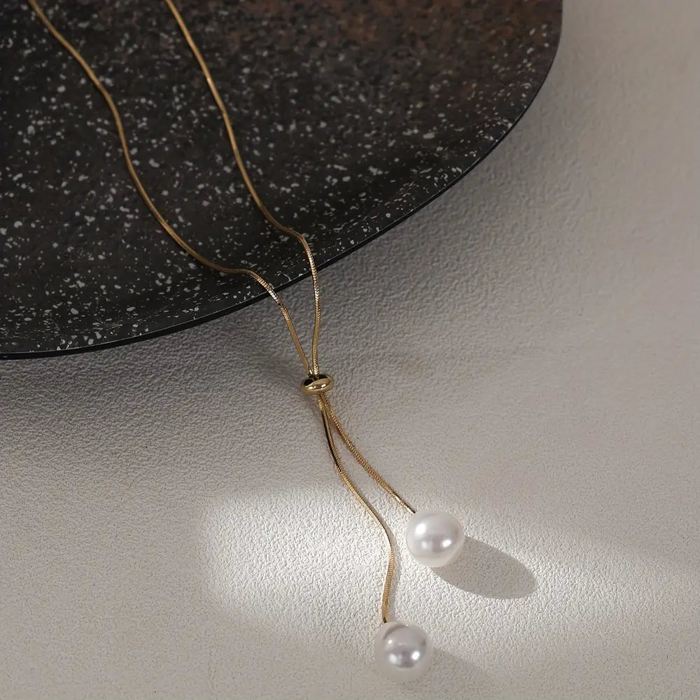 Collier ajustable élégant aux tons dorés avec pendentif unique en perles semi-percées