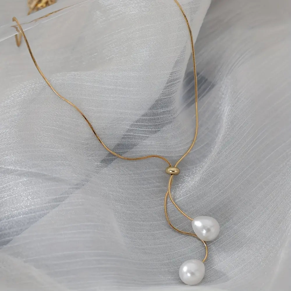 Collier ajustable élégant aux tons dorés avec pendentif unique en perles semi-percées