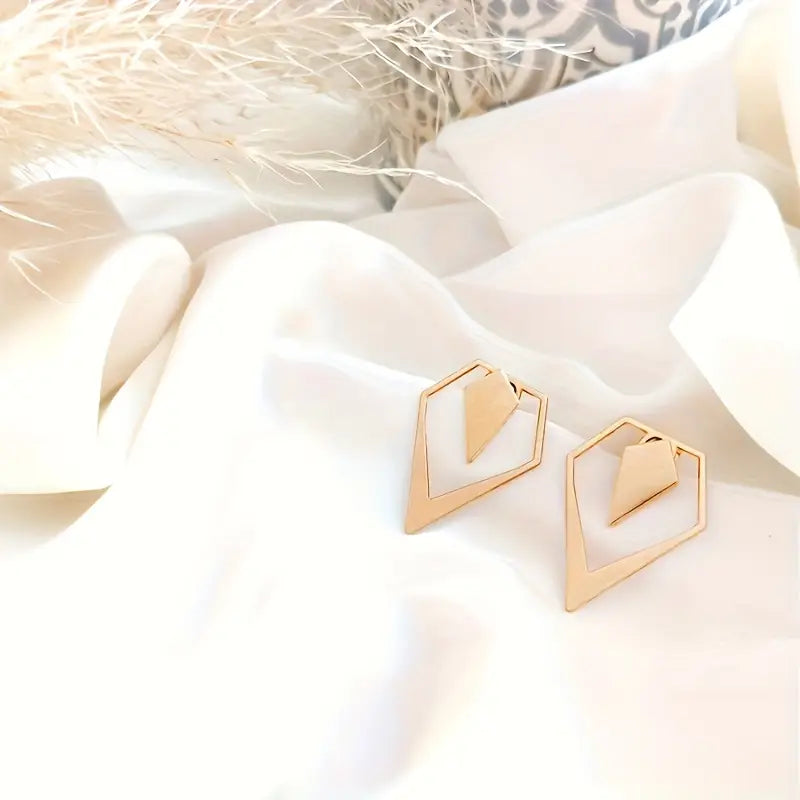 Boucles d'oreilles à tige en forme de flèche géométrique d'inspiration française – Bijoux en laiton sans nickel pour toutes les occasions