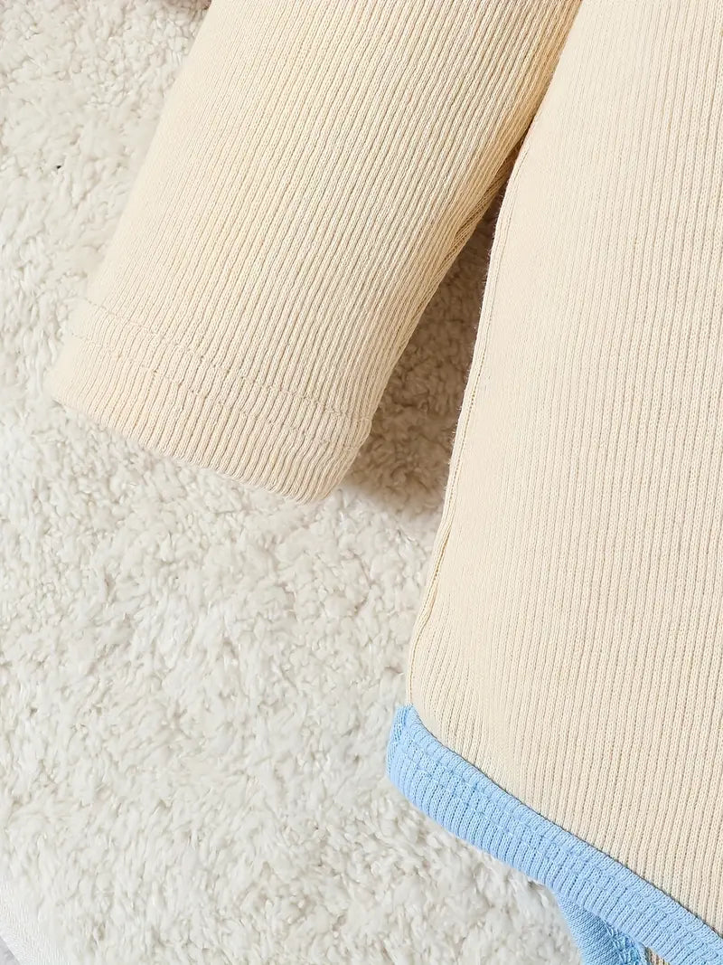 Schattige gebreide set met cartoonbeer voor babyjongens - 4-delige katoenen romper, broek, muts en sokken
