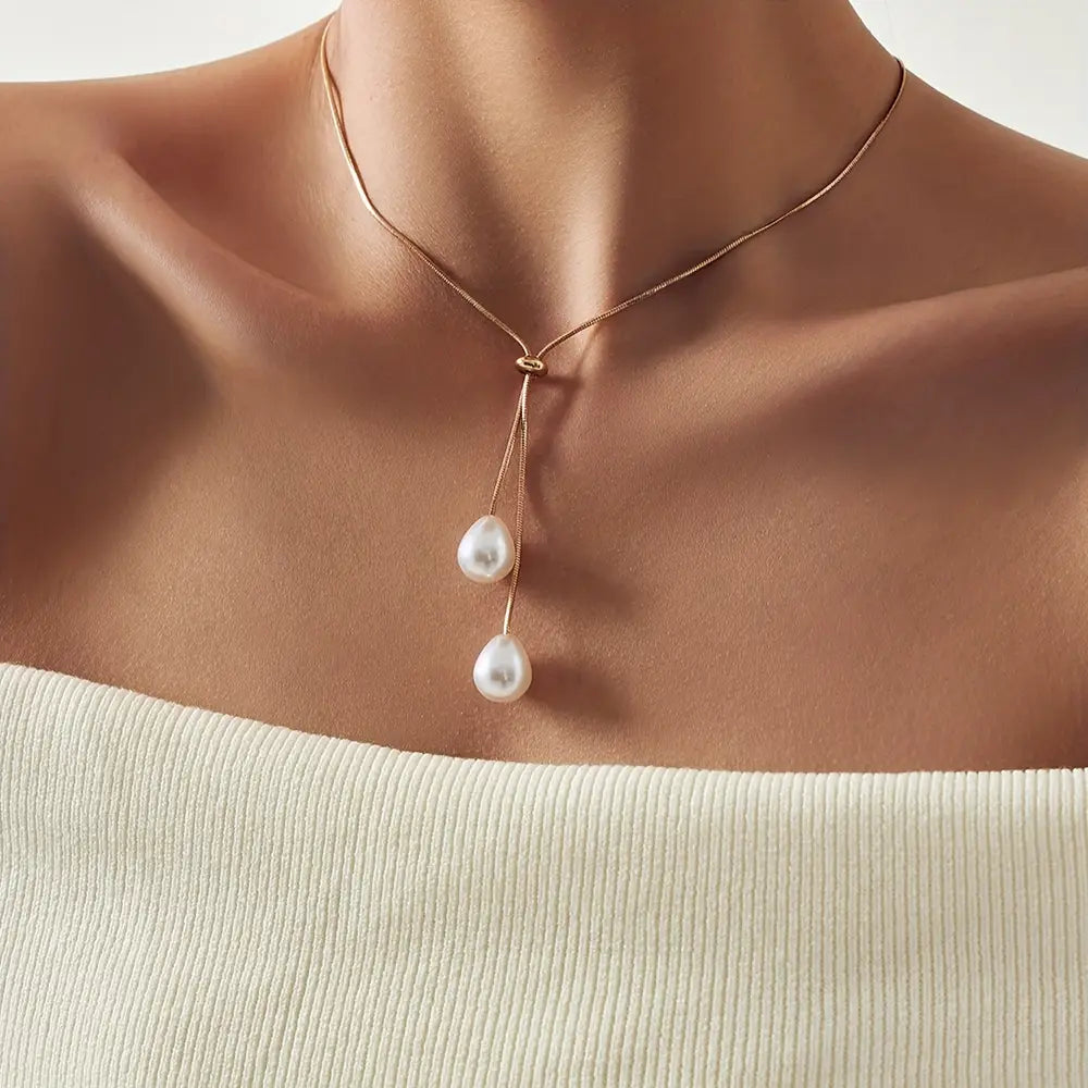 Collier ajustable élégant aux tons dorés avec pendentif unique en perles semi-percées