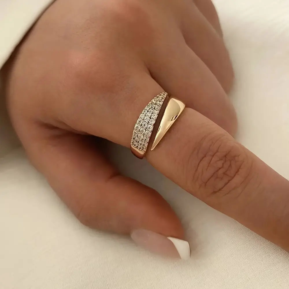 Bague ouverte en cuivre et zircone avec un design d'aile pointue