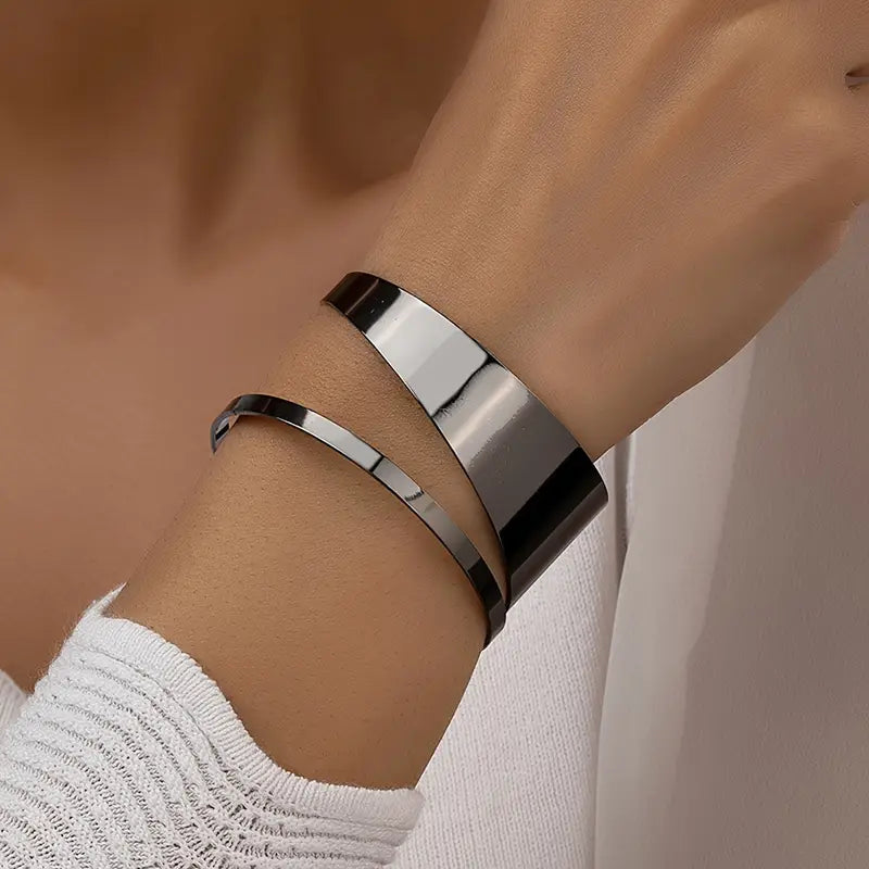 A Stylish And Versatile Geometric Golden Open Bangle For Daily Wear