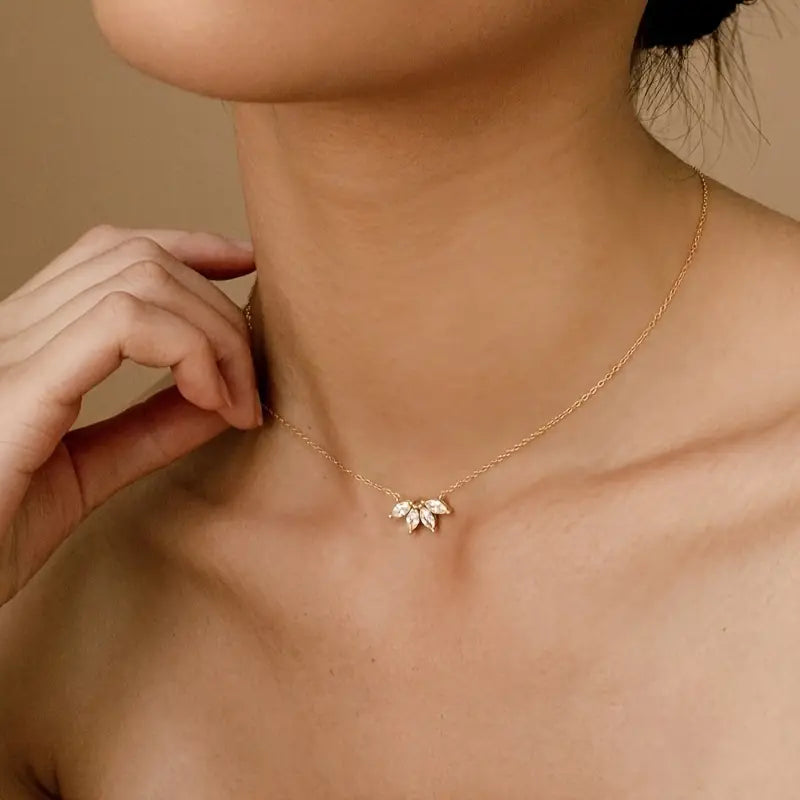 Ketting met blad- en bloemblaadjeshanger en sprankelende kubieke zirkonia