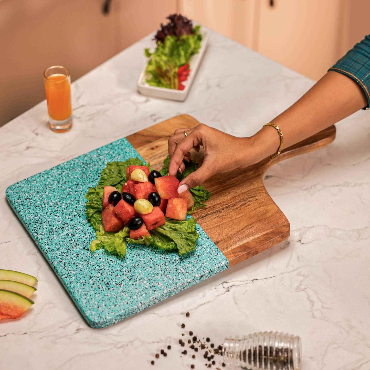 AquaDeck Serving Board – Acacia Wood Platter – Aqua-Spot Texture – 46x28 cm