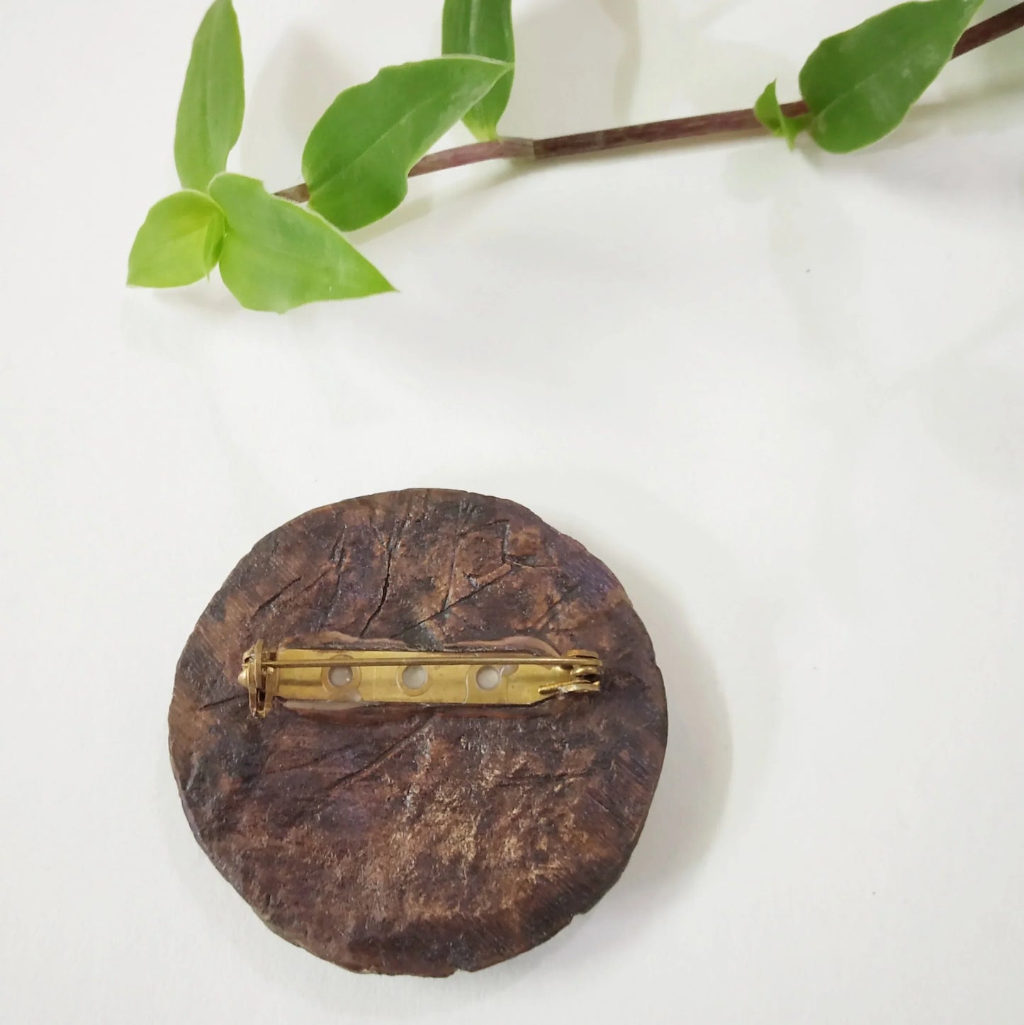 Papier-Mâché Leaf Brooch – Handcrafted Beauty