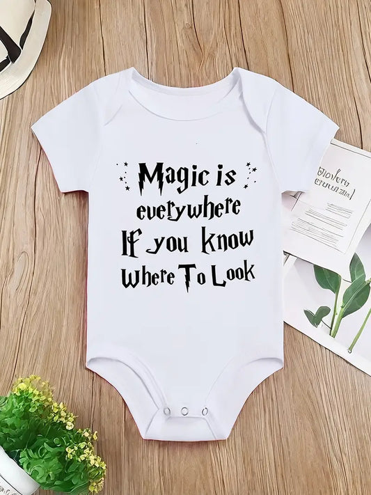 Babyrompertje met magische quote | Katoenen gebreide romper met ronde hals en korte mouwen