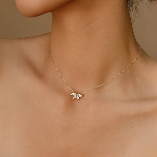 Ketting met blad- en bloemblaadjeshanger en sprankelende kubieke zirkonia