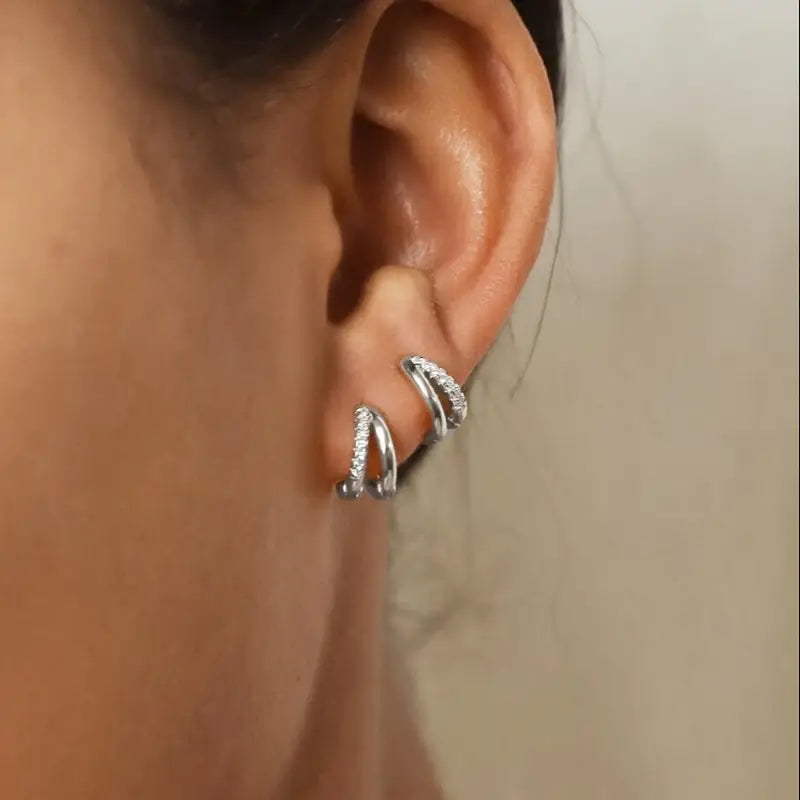 Prachtige gouden creolen – koperen sieraden met kleine zirkonia’s. Eenvoudig en elegant voor dagelijks gebruik.