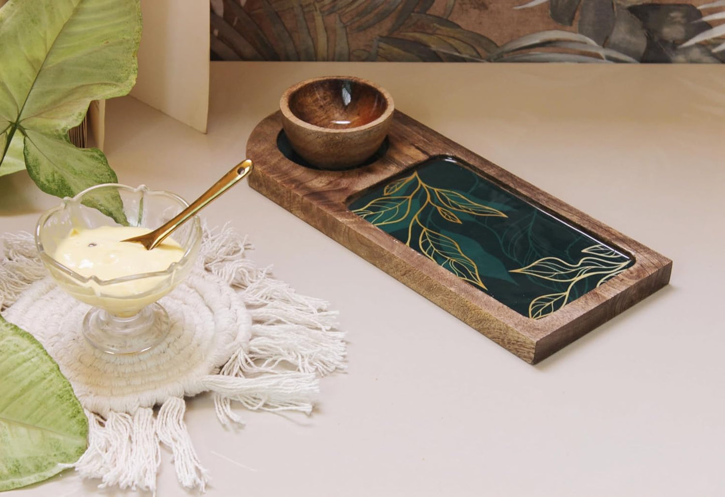 Leaf-Detailed Serving Bowl & Tray Set – Sustainable Mango Wood – High-Gloss Enamel Finish