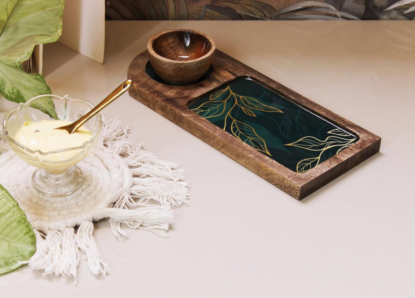 Leaf-Detailed Serving Bowl & Tray Set – Sustainable Mango Wood – High-Gloss Enamel Finish
