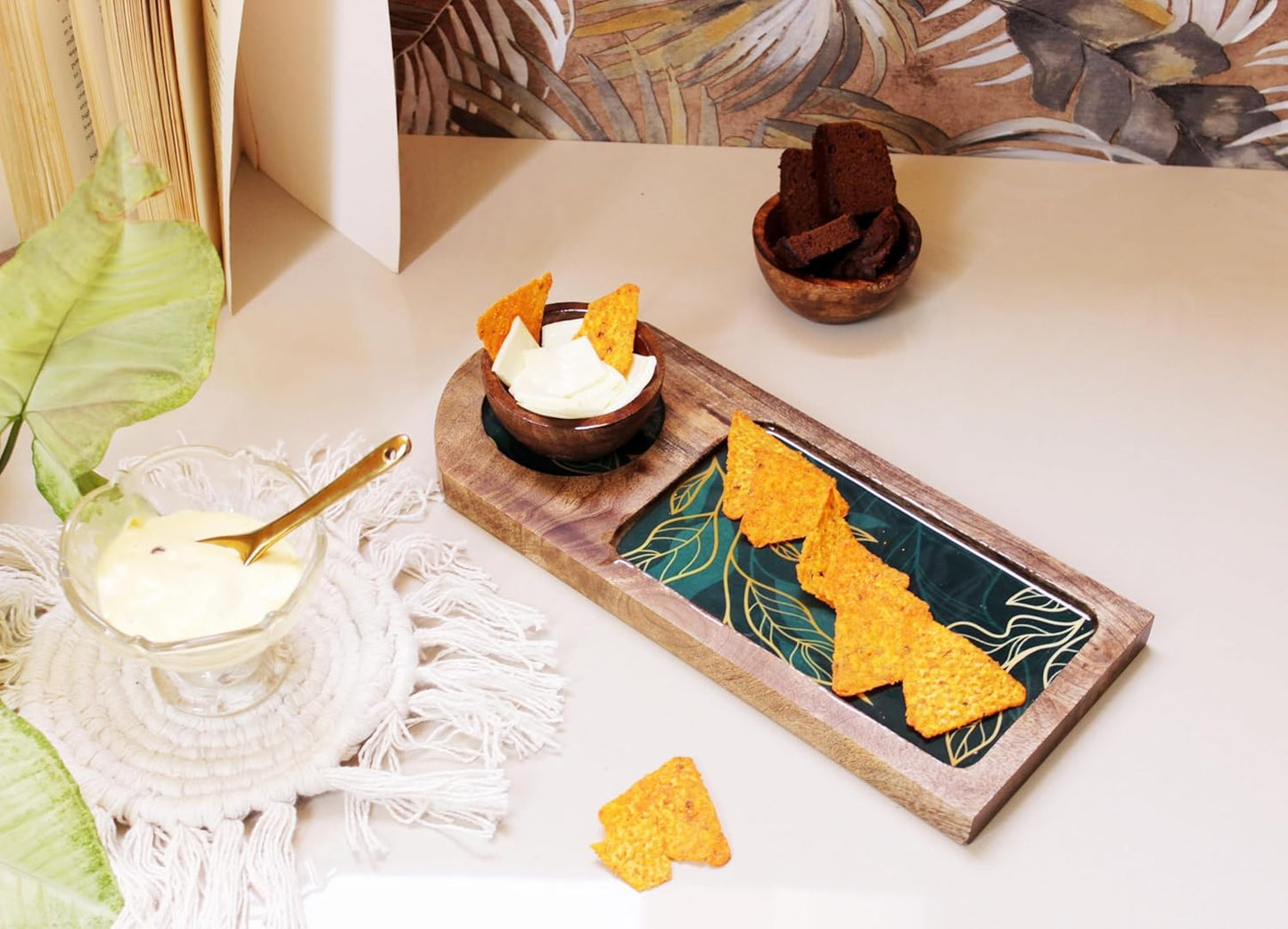 Leaf-Detailed Serving Bowl & Tray Set – Sustainable Mango Wood – High-Gloss Enamel Finish