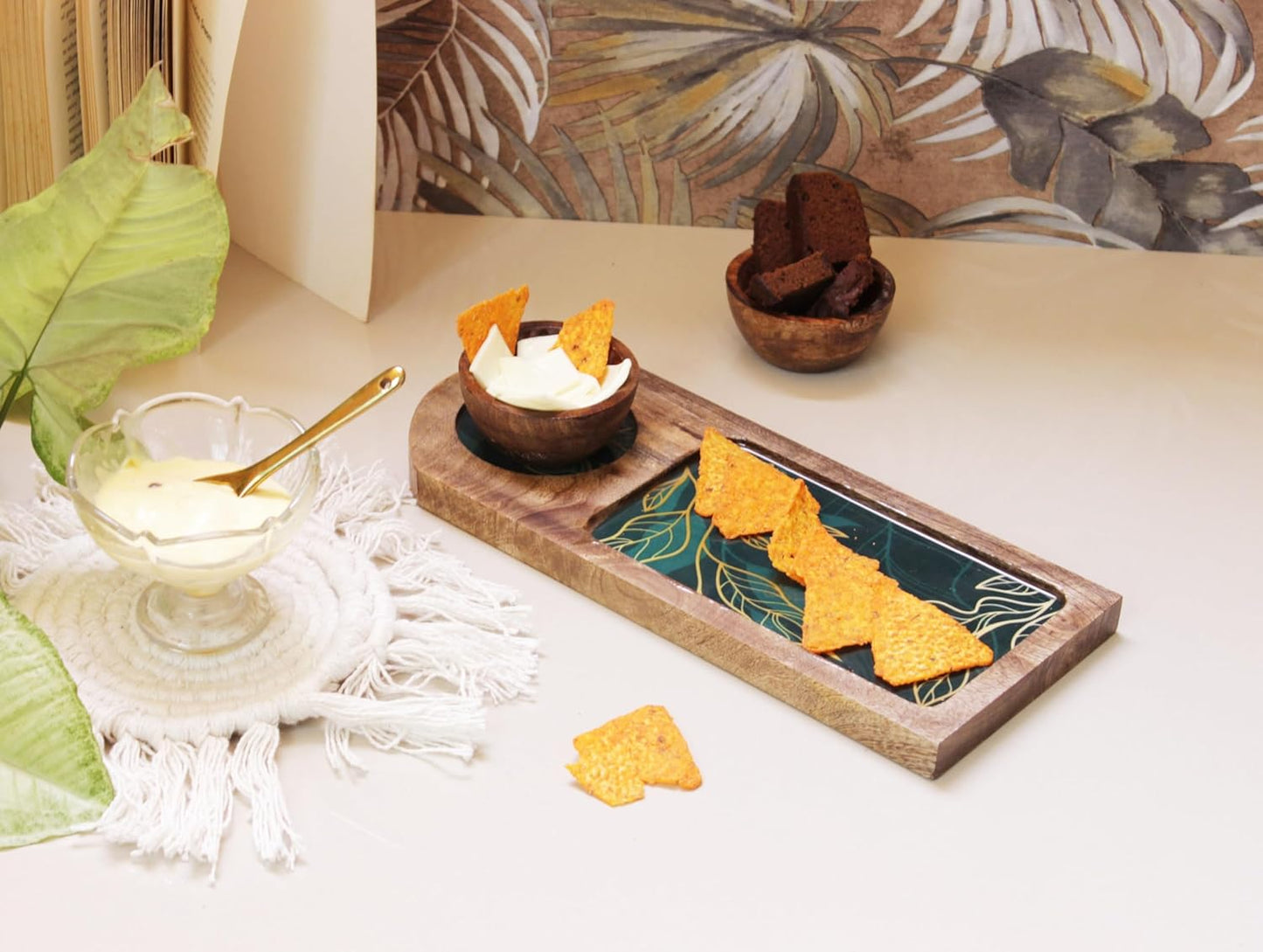 Leaf-Detailed Serving Bowl & Tray Set – Sustainable Mango Wood – High-Gloss Enamel Finish