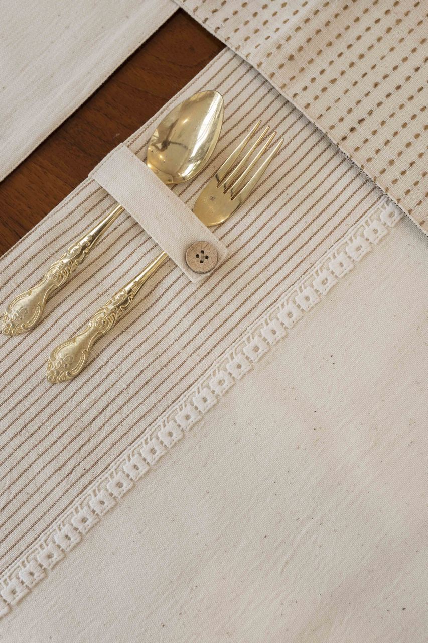 Koa - Dining Set Of A Table Runner And 8 Table Mats
