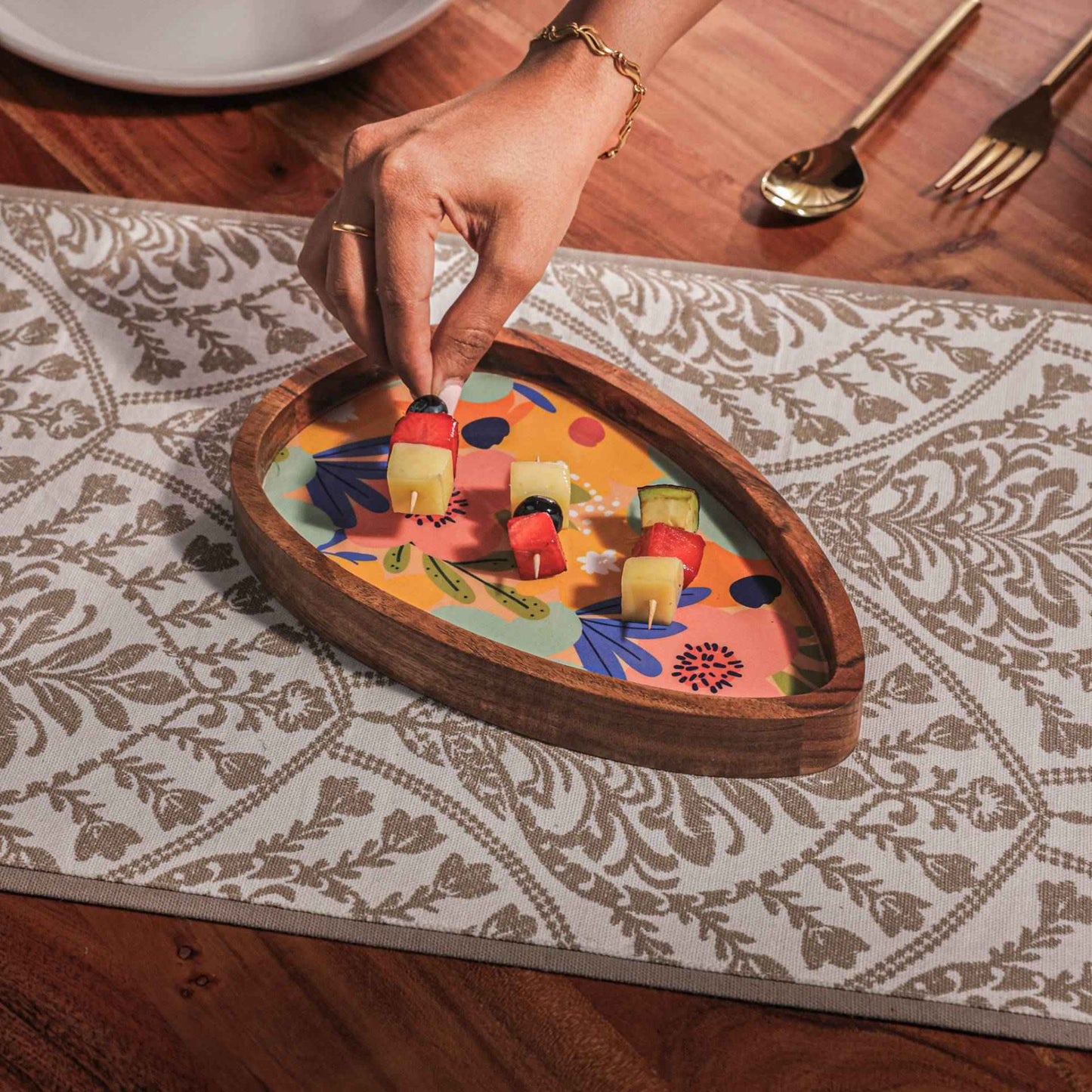 Egg-Shaped Serving Platter – Handcrafted – Acacia Wood & Enamel – 23x14x3 cm