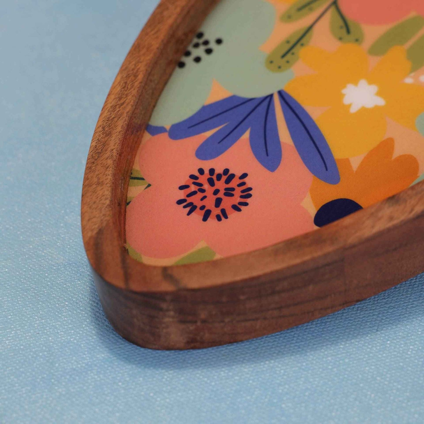 Egg-Shaped Serving Platter – Handcrafted – Acacia Wood & Enamel – 23x14x3 cm