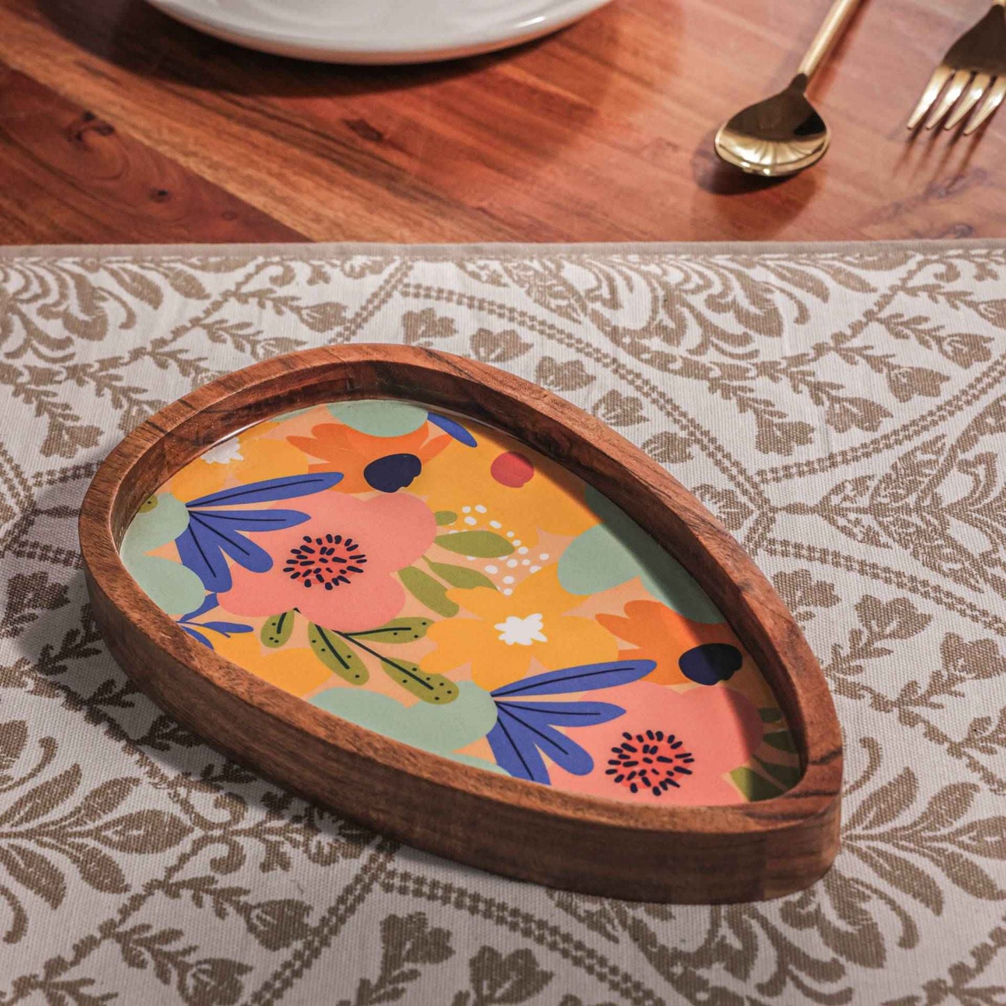 Egg-Shaped Serving Platter – Handcrafted – Acacia Wood & Enamel – 23x14x3 cm
