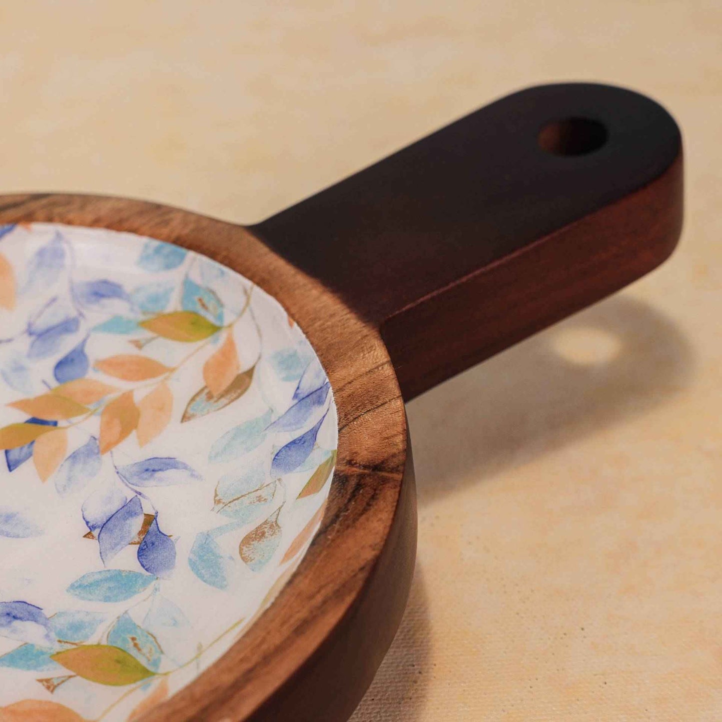 Leaf Design Serving Board – Handcrafted Acacia Wood Platter – Enamel Finish – 27x18x3 cm