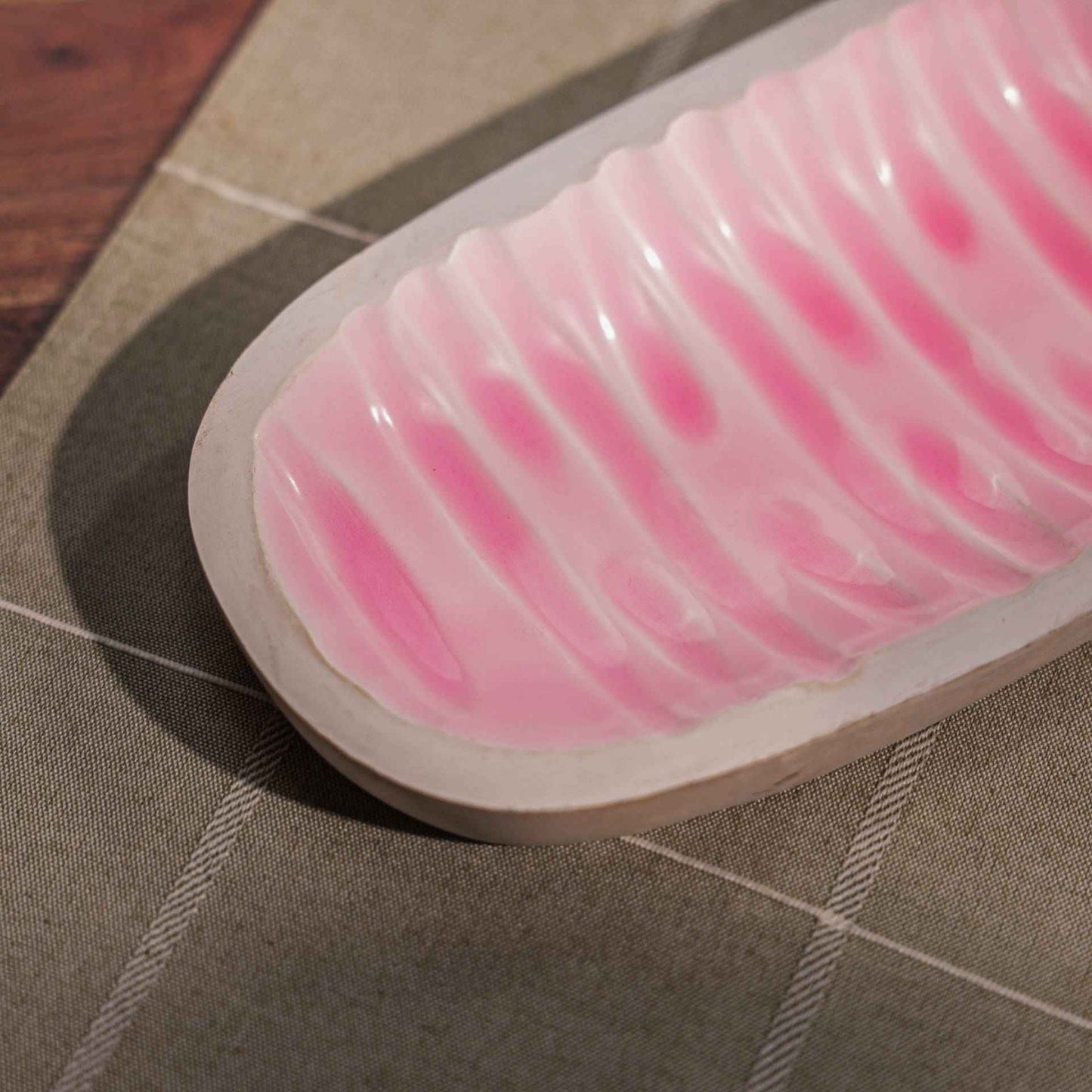 Pink & White Enamel Serving Platter – Handcrafted Acacia Wood – 41x15x3 cm