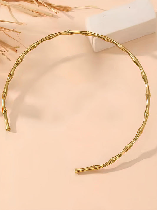 Gold-Plated Minimal Necklace – Fashion Jewellery – Minimalist Design – 12x12.5 cm
