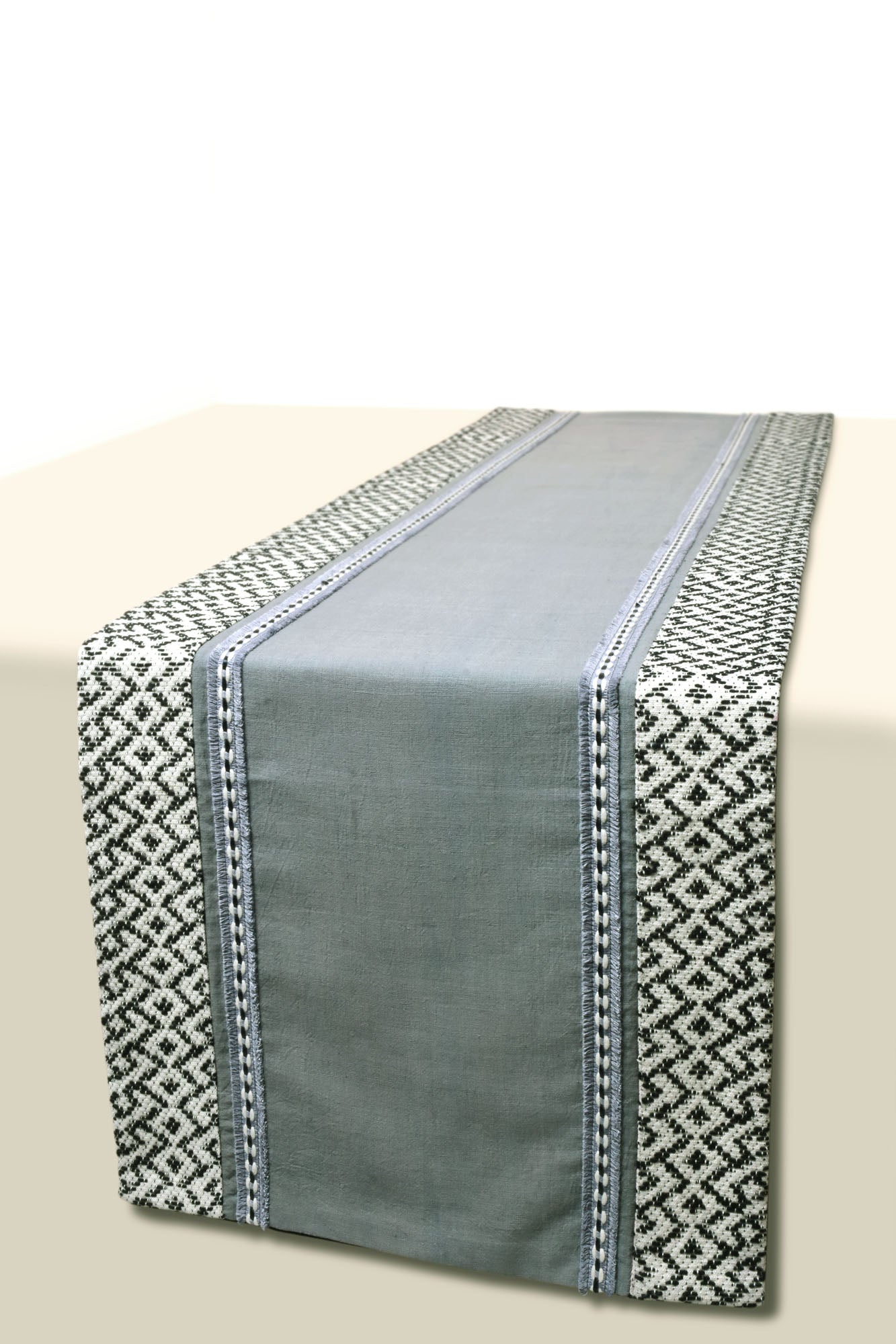 Aeolus Dining Set of A Table Runner And 8 Table Mats