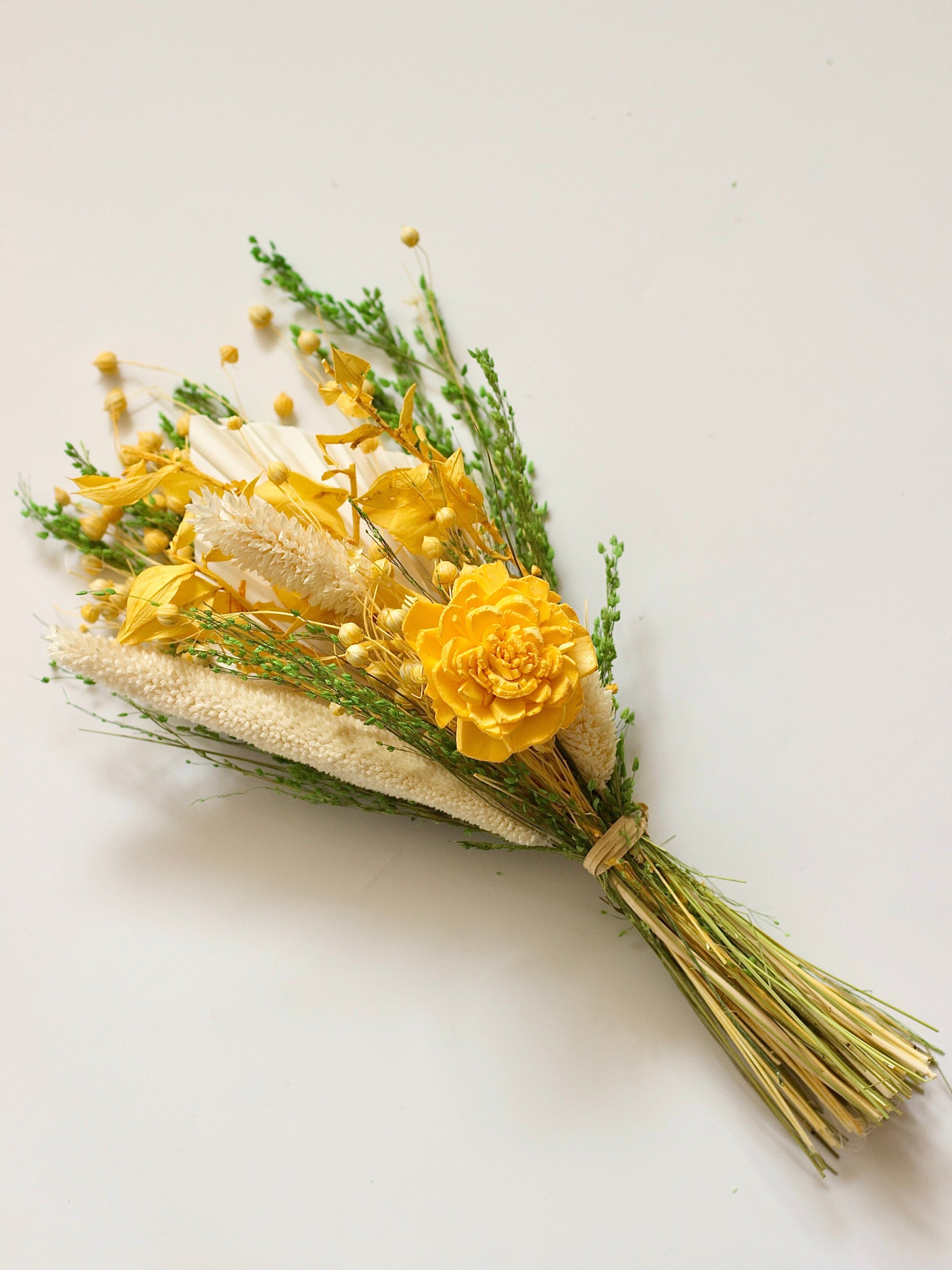 Dream Botanique Glass Vase with Botanical flowers - Daffodil