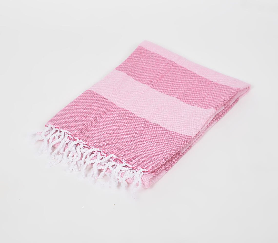 Roze gestreepte hamam Fouta strandlaken met franjes