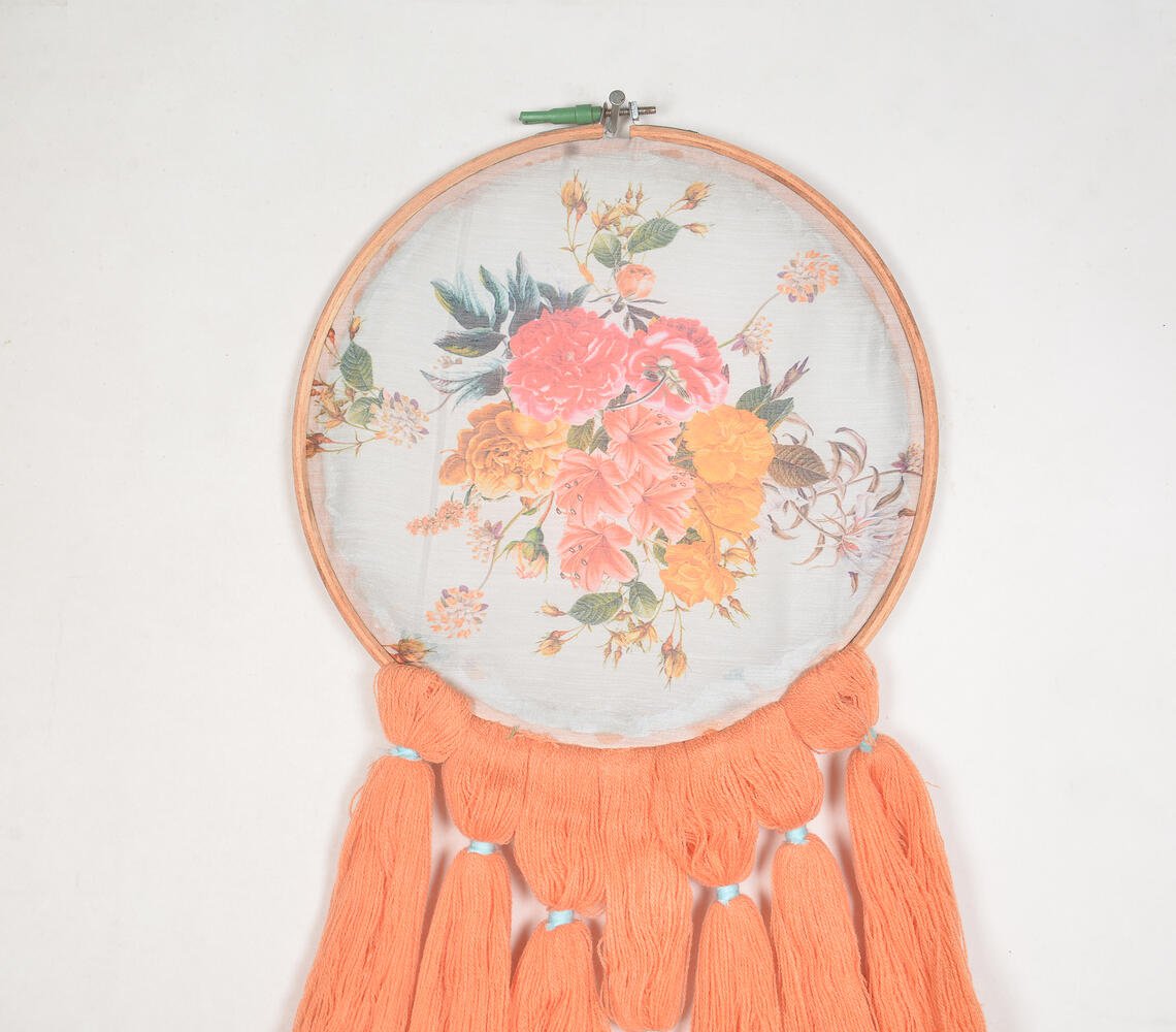 Vintage Rose borduurring met perzikkleurige kwastjes aan de muur